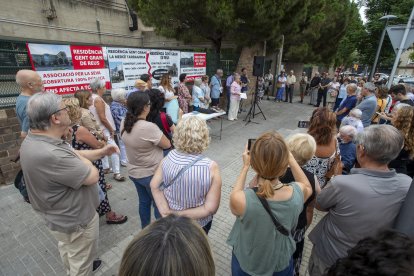 Un centenar de personas se concentraron delante de la Residencia ICASS un año después de su cierre.