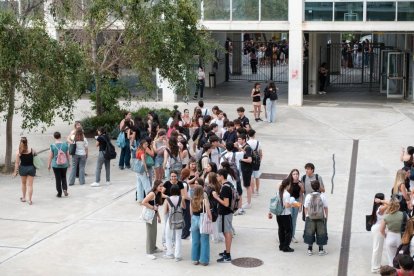 Un grup d'estudiants al campus Catalunya, just abans de fer les PAU.