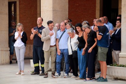 Minuto de silencio en memoria del bombero muerto en el incendio de Paüls que se ha celebrado en el Ayuntamiento de Tortosa.