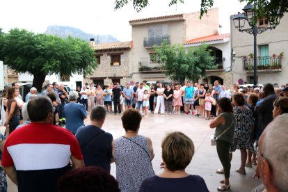 Veïns de Paüls fent un minut de silenci pel bomber mort en l'extinció de l'incendi forestal al poble.