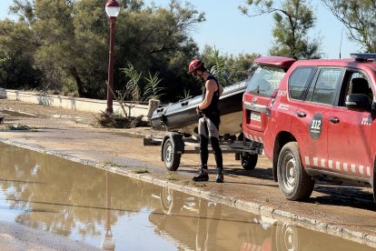 Un bomber de la unitat subaquàtica es prepara a Cubelles