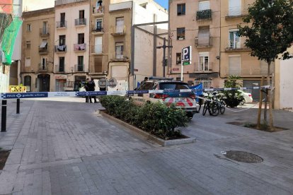 Patrulles dels Mossos d'Esquadra al lloc de l'apunyalament mortal d'un home a Reus.