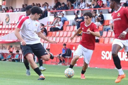 L'exjugador del Juvenil A, Jan Virgili, conduint l'esfèric en un partit al Nou Estadi Costa Daurada.