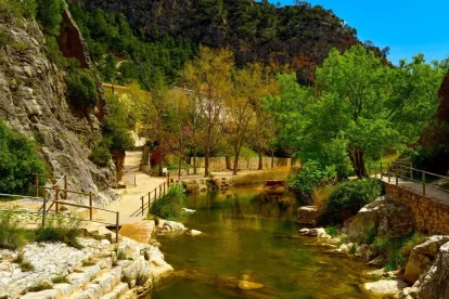 Desde Bot se puede caminar hasta las piscinas naturales de la Fontcalda.