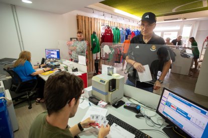 La tienda del Nou Estadi Costa Daurada recibió colas de 'nastiquers'.