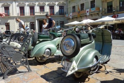 Una vespa expuesta en la plaza del Mercadal durante un acontecimiento del Vespa Club Reus.