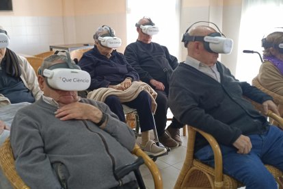 Los abuelos y abuelas de la residencia Cordia de Burgos dieron su primer paseo virtual por Atapuerca.