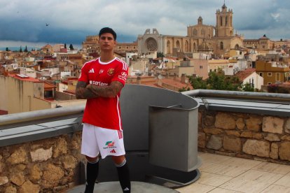 El jugador del Nàstic Óscar Sanz ha estat el model de la presentació del nou equipament del curs 2025/2026.