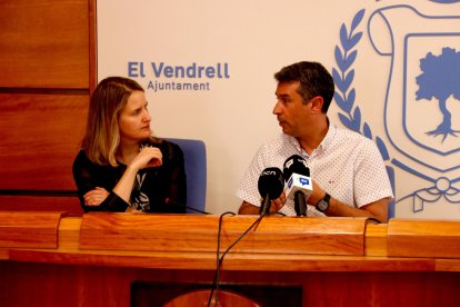 L’alcalde del Vendrell, Kenneth Martínez, amb la consellera de Drets Socials i Inclusió, Mònica Martínez.