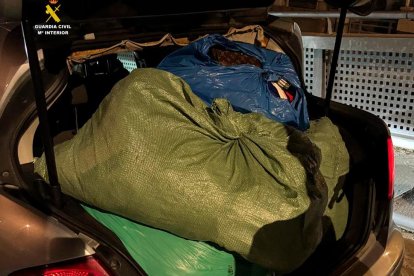 El presumpte autor va ser detectat realitzant venda ambulant i interceptat després d’introduir els productes en un vehicle.