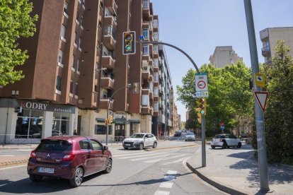 Entrada de la avenida del Doctor Vilaseca donde ha instalado uno de los carteles informativos sobre la zona de bajas emisiones en Reus.