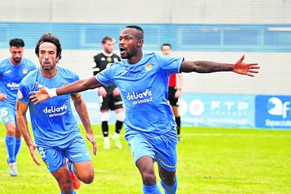 El delantero nigeriano Cedric Omoigui celebrando un gol con el Fuenlabrada.