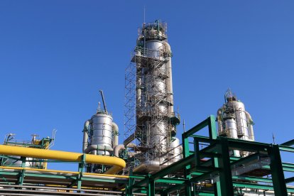 Infraestructures de la planta química de Repsol a Tarragona.
