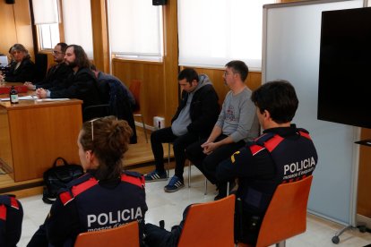 Los dos acusados de delito de asesinato por matar a un hombre en Reus en el 2023, acompañados de sus defensas en la lectura del veredicto.