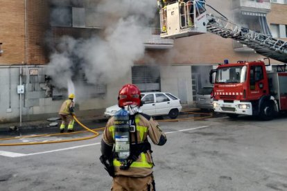 L'incendi que ha afectat uns baixos del Camí dels Munts de Torredembarra.