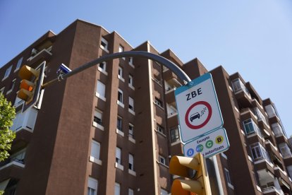 Un cartell que anuncia l’entrada a la Zona de Baixes Emissions (ZBE) de Reus.