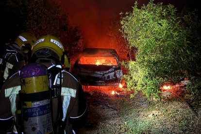 Un instant de l'incendi d'un cotxe a Alcanar.