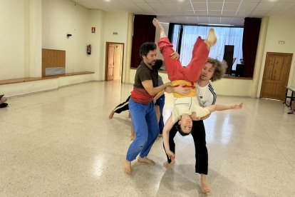 Uno de los momentos de ensayo del espectáculo 'Aleta', que se estrena esta noche en el Danseu Festival