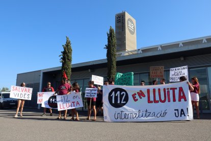 Fotografia d’arxiu de la protesta convocada per la plantilla a les portes del centre del 112 a Reus, amb l’inici de la vaga l’estiu del 2023