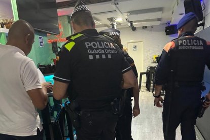 Un instant del dispositiu policial en un local d'oci nocturn del carrer Cardenal Cervantes.