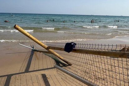Estat en que es troba a la zona de gossos a la platja Llarga.