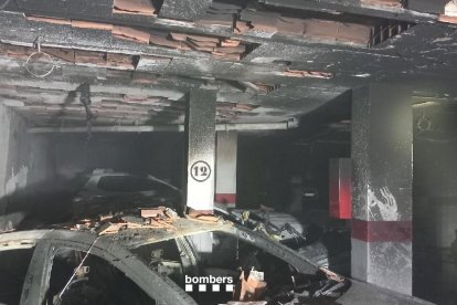 Estat en que ha quedat el pàrquing afectat per un incendi.