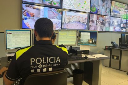 Fotografia d’arxiu d’un agent de la Guàrdia Urbana de Reus consultant les càmeres de videovigilància.