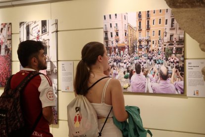 La mostra recull imatges emblemàtiques dels darrers 15 anys del fet casteller.