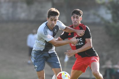 La exgrana Ander Gorostidi durante uno amistoso con el Racing de Ferrol.