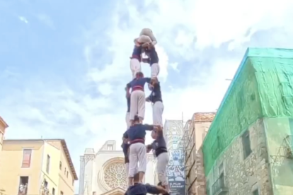 Els Xiquets del Serrallo carregant el primer 3d8 de la història.