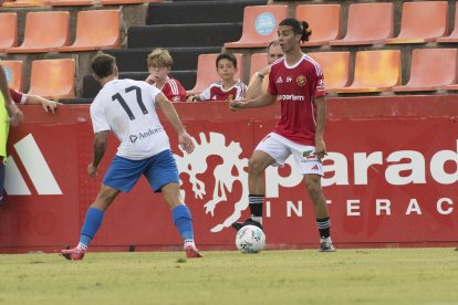 El jove jugador del Nàstic, Agus Gutiérrez, durant l’amistós contra l’Andorra.