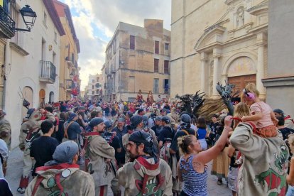 Imatge d’arxiu d’un moment de la cercavila amb el seguici festiu.