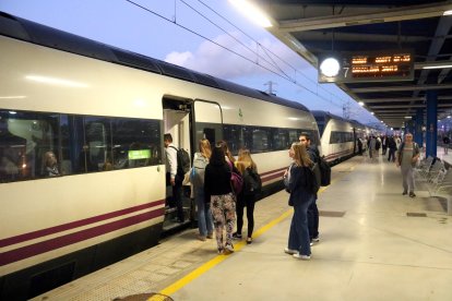 Diverses persones accedeixen a un Avant a l'estació del Camp de Tarragona en direcció a Barcelona.