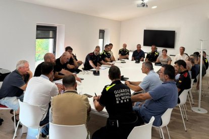 Representants municipals, Mossos i Unió de Pagesos reunits al Morell per fer front als robatoris al camp.