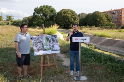 L’actuació té l’objectiu de dignificar l’esplanada i millorar l’entorn del centre poliesportiu.