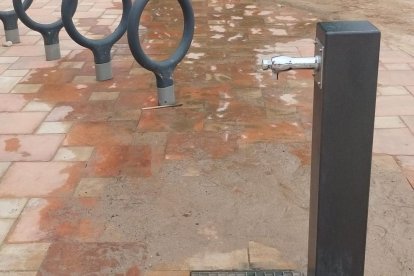 Imagen de una de las fuentes del paseo de las Cales llena de arena.