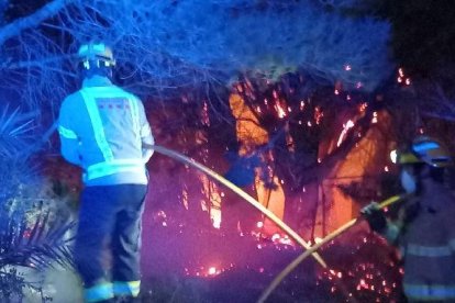 Bomberos trabajando en el incendio de la Sénia.