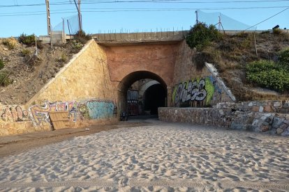 Túnel de Cala Romana per accedir a la platja Llarga de Tarragona a peu