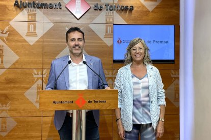 L'alcalde de Tortosa, Jordi Jordan, i la tinenta d'alcalde, Mar Lleixà, durant l'atenció als mitjans per a explicar la nova partida pressupostària.