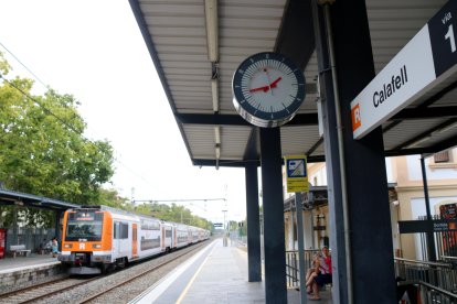 Un tren procedent de Sant Vicenç de Calders s'atura a l'estació de Calafell.