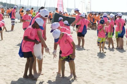 Madre Terra Fundación Mediterránea celebra una nueva edición del 'Día de limpieza de la playa'. Con esta nueva actuación, que pretende concienciar a la ciudadanía sobre la importancia de respetar el litoral, se cumplen 25 años de defensa del medio ambiente.