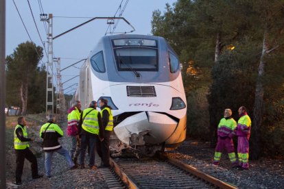 Un tren Euromed amb 270 viatgers a bord ha descarrilat aquesta tarda a la sortida de l'estació de Mont-roig del Camp, en xocar contra una pedra de grans dimensions. L'accident ha tingut lloc a les 17:38 hores, i no hi ha hagut ferits.