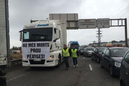 La protesta a l'N-340 i l'AP7 deixa aquest dissabte les comarques de Tarragona bloquejades de sud a nord.