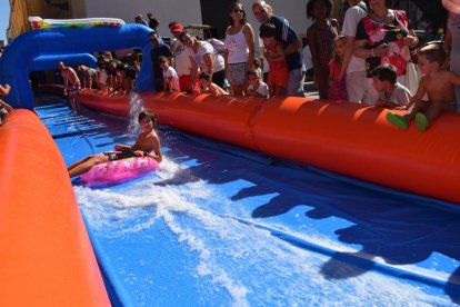 El primer tobogan aquàtic, organitzat per la Colla dels Xiquets de Tarragona, a la ciutat, ha arrencat amb força expectació i participació ciutadana malgrat que l'activitat ha presentat alguns problemes logístics.