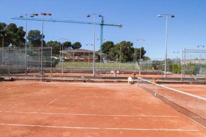 L'alcalde de Salou, Pere Granados, juntament amb el regidor de gestió del territori, Marc Montagut, han visitat aquest matí les obres de remodelació del Tennis Salou H2O, que comptaran amb més de 2,5 milions d'euros d'inversió privada.