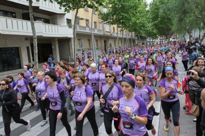 Reus ha vivido hoy, domingo, 8 de mayo, la cuarta edición de la Carrera de la Mujer. La prueba, que consiste en 4,4 kilómetros de circuito urbano, ha empezado y ha acabado en la plaza de la Libertad de la ciudad. Las categorías de esta carrera femenina son individual (sénior, junior, veteranas y master) y en equipo (máximo de 2): madre-hija y amigas. Asimismo, la carrera infantil se ha llevado a cabo a las 10 y media de la mañana.