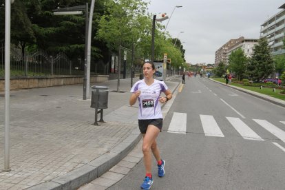 Reus ha vivido hoy, domingo, 8 de mayo, la cuarta edición de la Carrera de la Mujer. La prueba, que consiste en 4,4 kilómetros de circuito urbano, ha empezado y ha acabado en la plaza de la Libertad de la ciudad. Las categorías de esta carrera femenina son individual (sénior, junior, veteranas y master) y en equipo (máximo de 2): madre-hija y amigas. Asimismo, la carrera infantil se ha llevado a cabo a las 10 y media de la mañana.