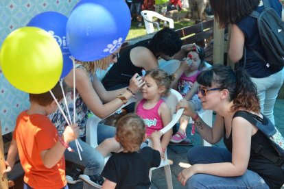 El Minipop ha acabat. Aquest matí de diumenge s'ha celebrat l'última jornada del festival de cultura contemporània per a tots els públics. Després el Teatre amb la Companyia Encaixats, ha tingut lloc un vermut amenitzat per Alex Torío i Empar Moliner, que han fet un tribut a Bowie. Un taller de maquillatge, de malabars i d'equilibris han donat per tancada la sisena edició del Minipop.