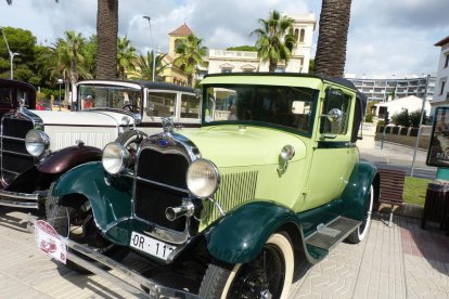 Un centenar de vehicles clàssics es van reunir el passat diumenge en el sisè Rally Clàssics Costa Daurada de Salou.