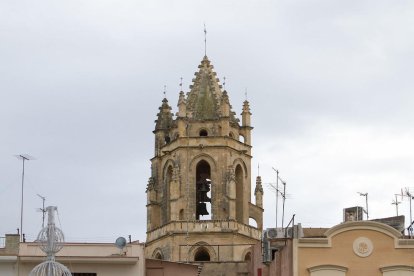 Enguany els núvols han impedit que els raigs travessin els finestrals del Campanar de Reus, fenomen curiós que es pot veure des del carrer del Vidre.